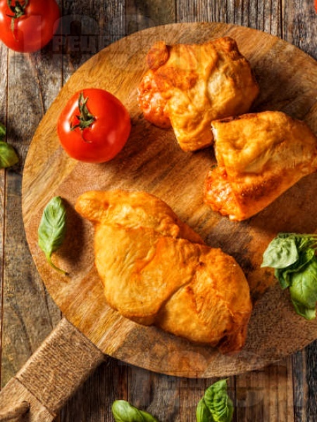 Панцероти - пържени пици калцоне с готово тесто и плънка от домати и моцарела - снимка на рецептата